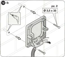 8. Piestipriniet fotoelementu korpusu pie sienas vai staba