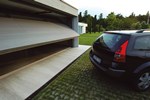 Izvirzīti uz āru verami garāžas vārti